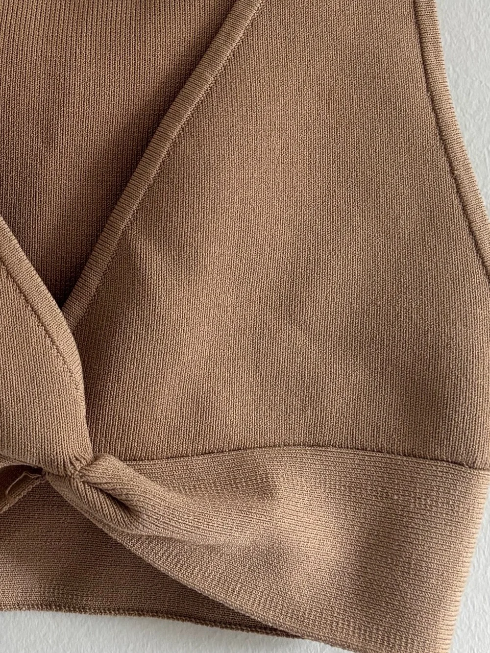 Aritzia Babaton ego sculpt twist knit v neck crop in a caramel brown - Picture 2 of 4